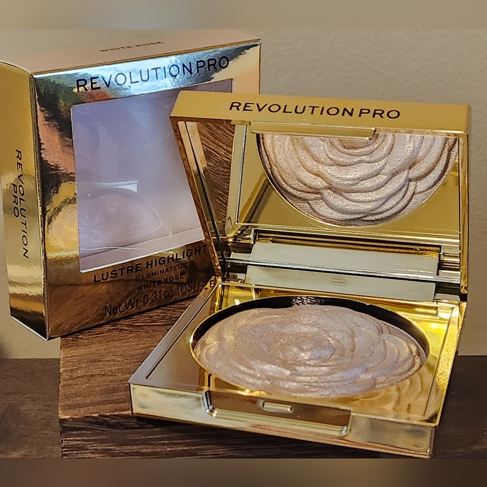 Revolution Pro Lustre Highlighter - White Rose Shimmer in Elegant LUXE Compact - Picture 2 of 5